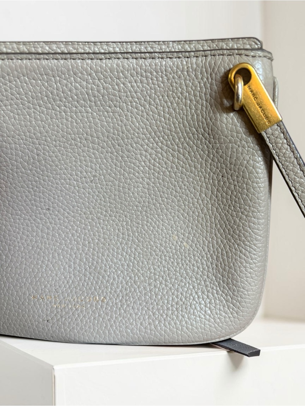 Marc Jacob Pebbled Crossbody Bag in Light Gray and bracelet - Picture 3 of 8